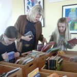 Viele Gäste bei „Rund ums Buch“ – Gewinn von 572,78 € für die Schülerbücherei